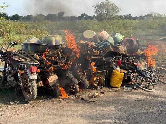Le matériel servant à l'activité illicite en feu